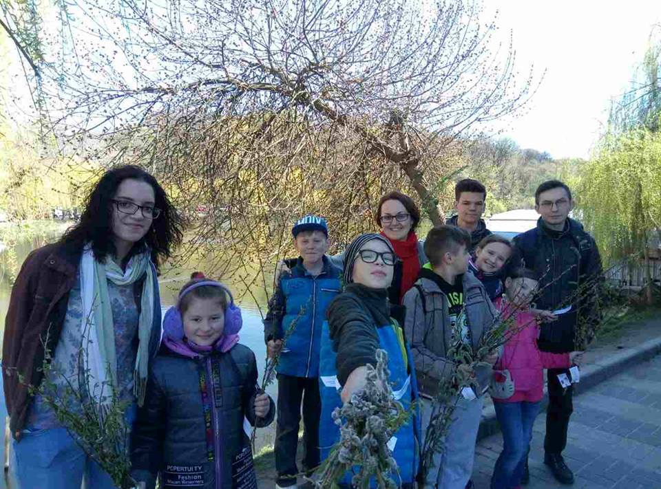 Світлий тиждень у будинку для стареньких та на вулиці з бездомними