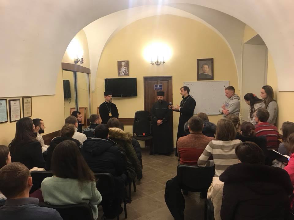 Молодіжна спільнота "Діяння Апостолів" зустрілася з Владикою Теодором