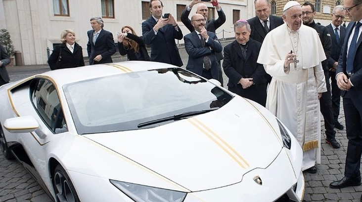 Папа Римський продав свій Lamborghini на аукціоні за 715 000 євро