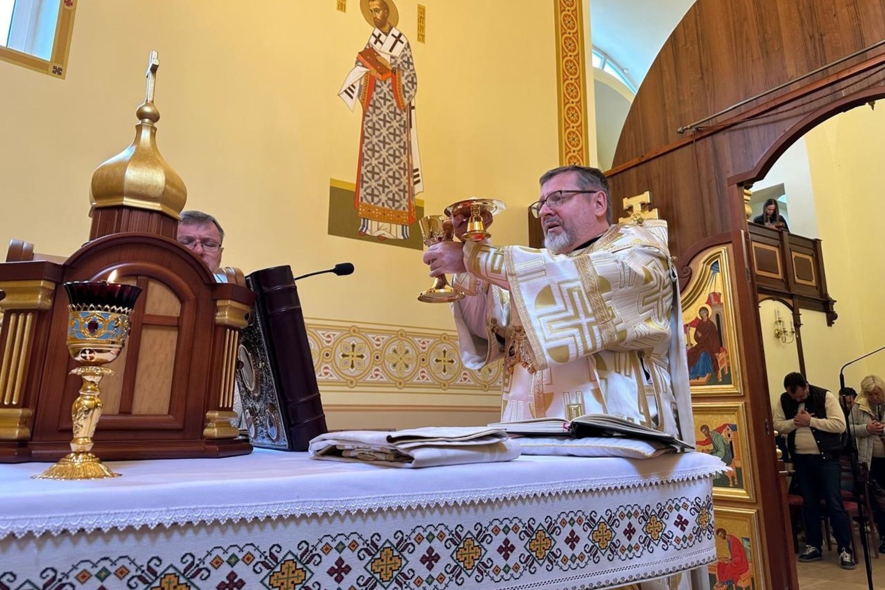 «Мати, яка покриває своїм Покровом, стоїть у молитві серед зболених війною дітей», — Блаженніший Святослав