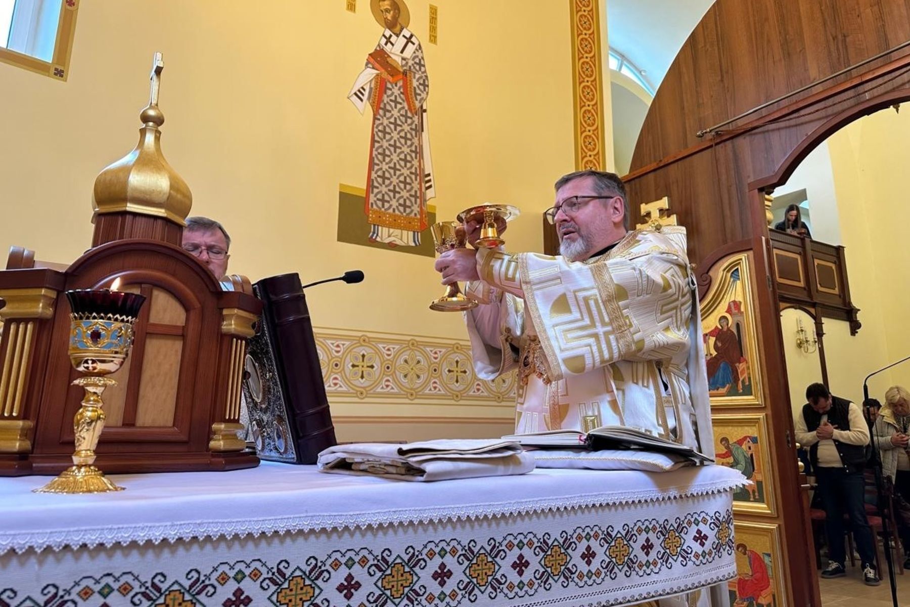 «Мати, яка покриває своїм Покровом, стоїть у молитві серед зболених війною дітей», — Блаженніший Святослав