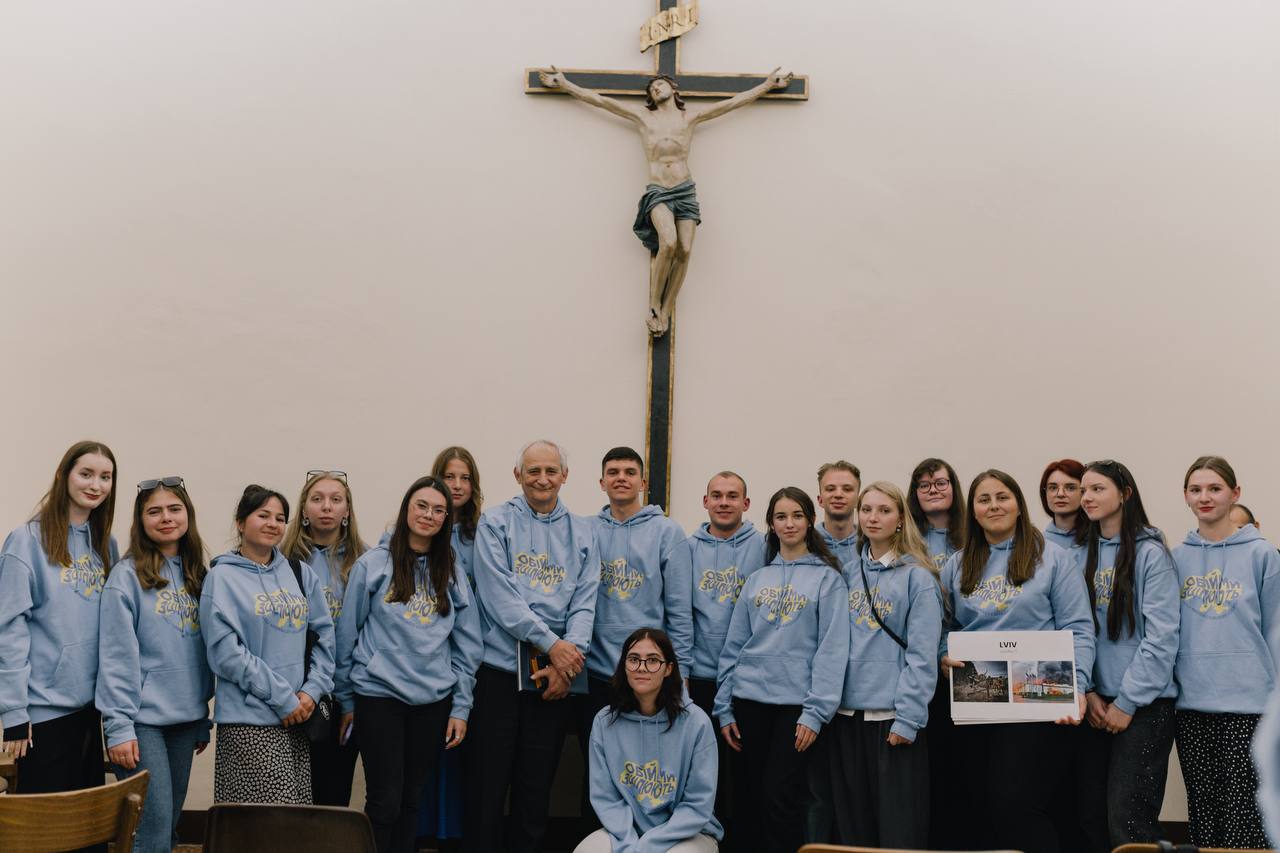 Обійми зцілюють. Українська молодь поділилася  пережиттями війни з Архиєпископом Болонії Кардиналом Маттео Марія Дзуппі