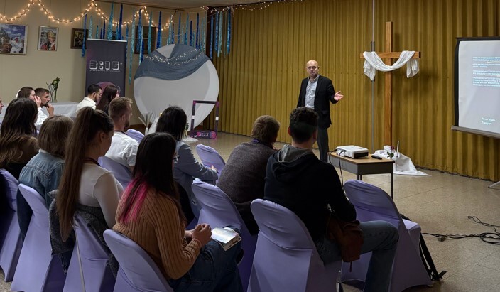 У Чикаго стартував євангелізаційний молодіжний курс «3:16»