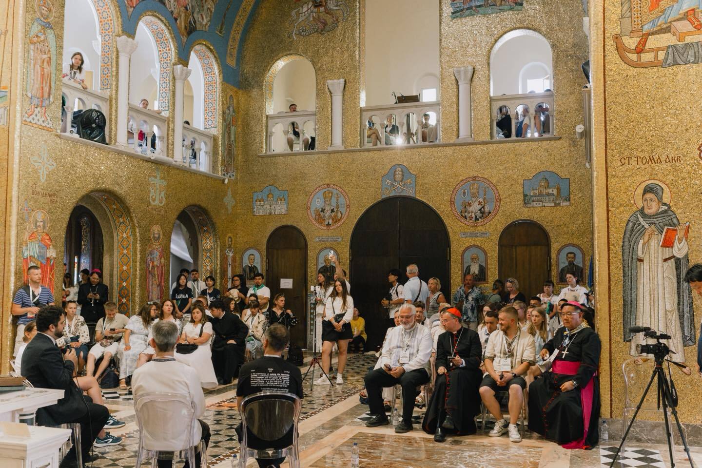 «Молодь — ви Боже сьогодні»: велика міжнародна дискусія про надію, мир і силу молодого серця