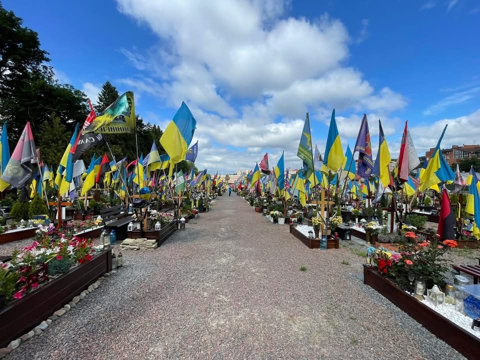 Якщо колись між двома датами залишиться тільки маленьке тире – чи буде це історія життя «для себе», чи все ж таки потрохи – «для інших»?