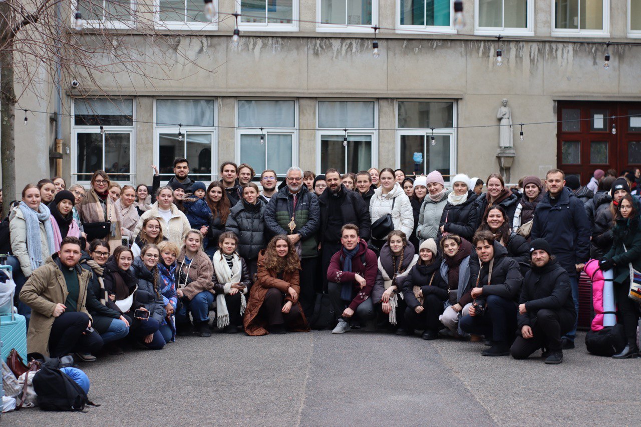 Понад тисяча молодих українців прибуває до Парижа на молитву Тезе