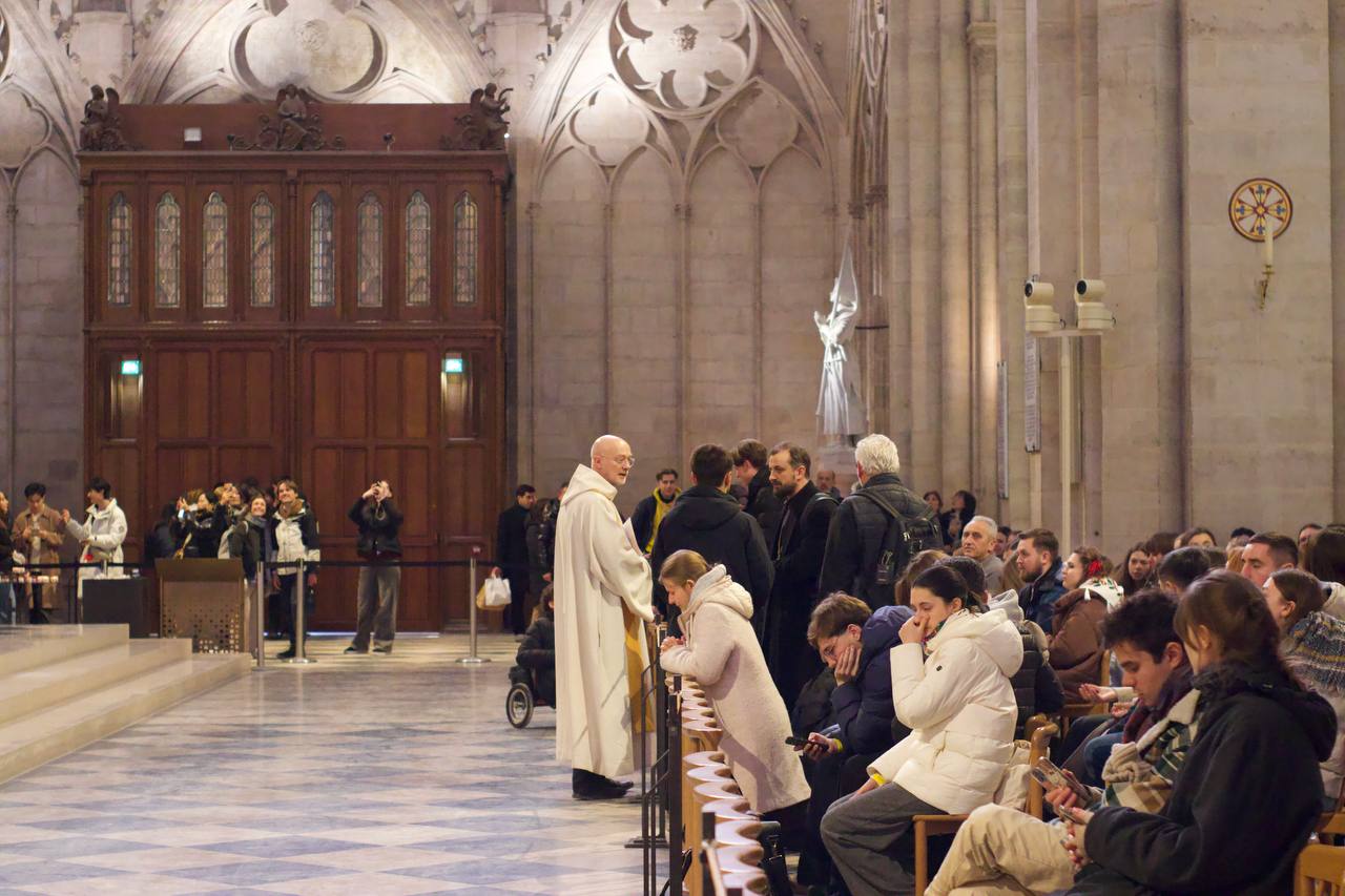 У Соборі Паризької Богоматері українська молодь молилася за мир в Україні 