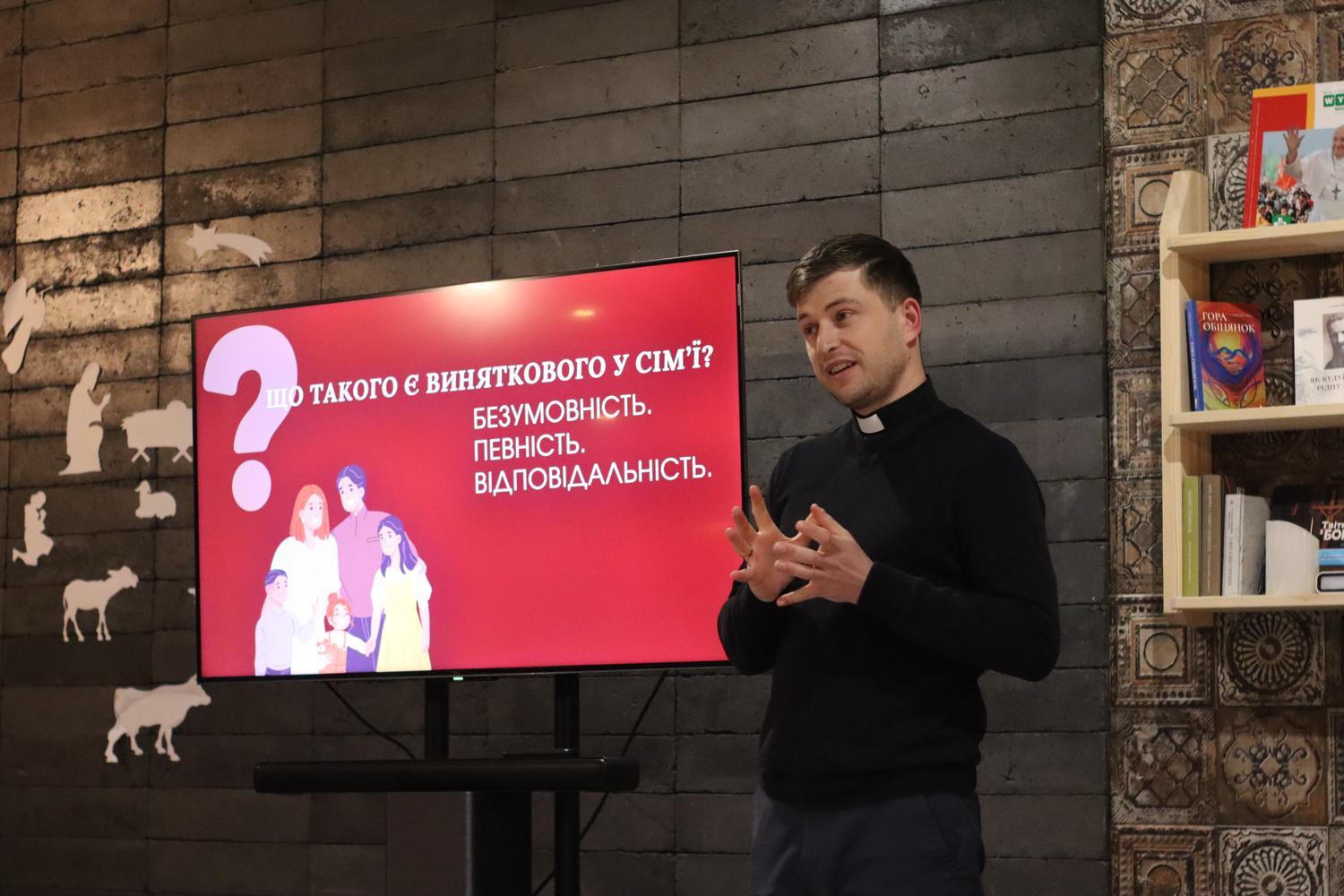 Сім’я як простір гідності, відповідальності та зростання: Альтернативна п’ятниця про подружжя і суспільство