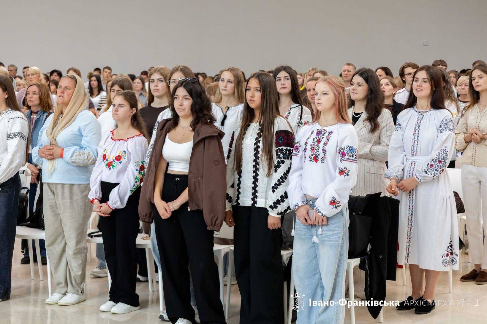 Понад 1 000 молодих людей у вишиванках зібралися на з’їзд «Світло світу» у Старуні