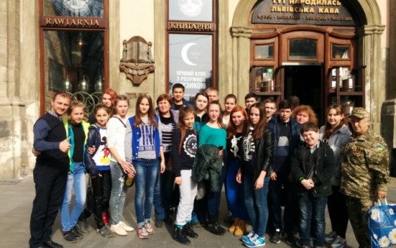 Львівські капелани організували екскурсію для  молоді з Волновахи