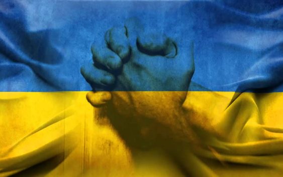 У Полтаві молодь всю ніч молилася за мир в Україні