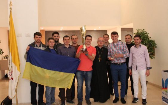 Українські студенти в Римі присвятили переможний кубок воїнам АТО