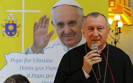 Держсекретар Ватикану в Києві поблагословив родини переселенців, потиснувши їм руки
