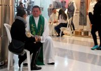 120 колумбійських священиків сповідали у торговому центрі