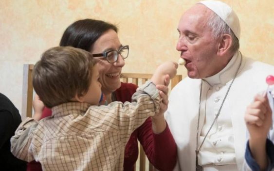 Папа Франциск: “Достатньо присвятити дитині час”. Найважливіше із Апостольського повчання