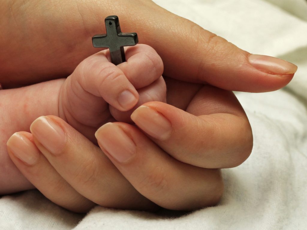 Крестик в руке ребенка