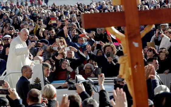 Папа проти мобілок без потреби