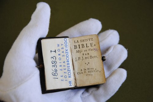 У Львові реставрують мініатюрну Біблію + відео