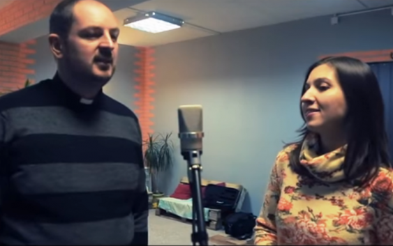 Нове Різдвяне відео: священик з дружиною заспівали разом