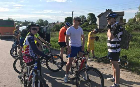 Військові США, Канади та України на велосипедах поїхали святинями Львівщини