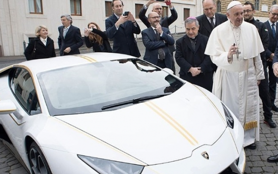 Папа Римський продав свій Lamborghini на аукціоні за 715 000 євро