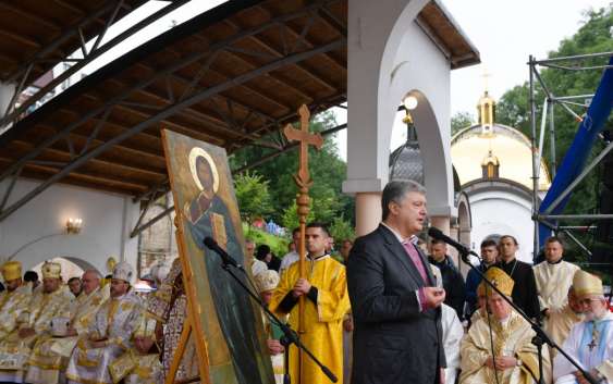 Президент України молився з усіма прочанами у Зарваниці (відео)