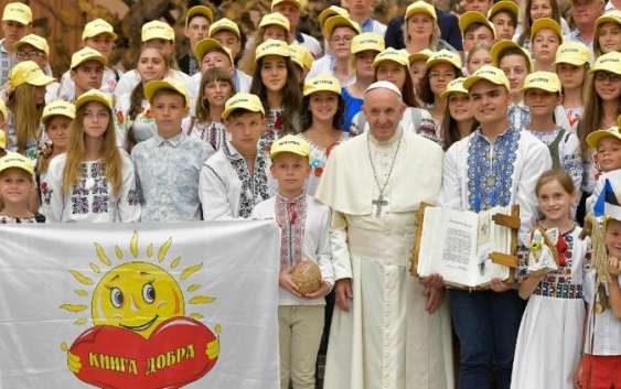 “Книга добра” від українських дітей Папі Франциску