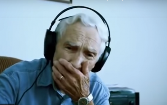 94 –літній пенсіонер присвятив дружині пісню, яка стала хітом на YouTube