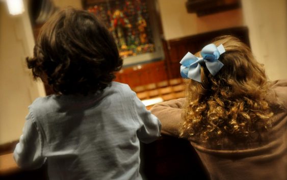 Діти і галас у церкві: тож брати їх з собою чи ні?