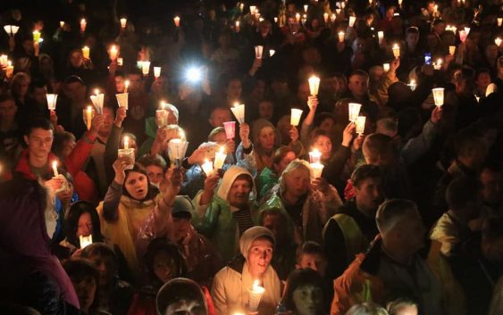На Загальнонаціональній прощі у Зарваниці відбувся багатотисячний похід зі свічками