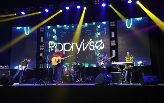 Християнський гурт PopryVse зібрав друзів, щоб допомогти дітям-сиротам