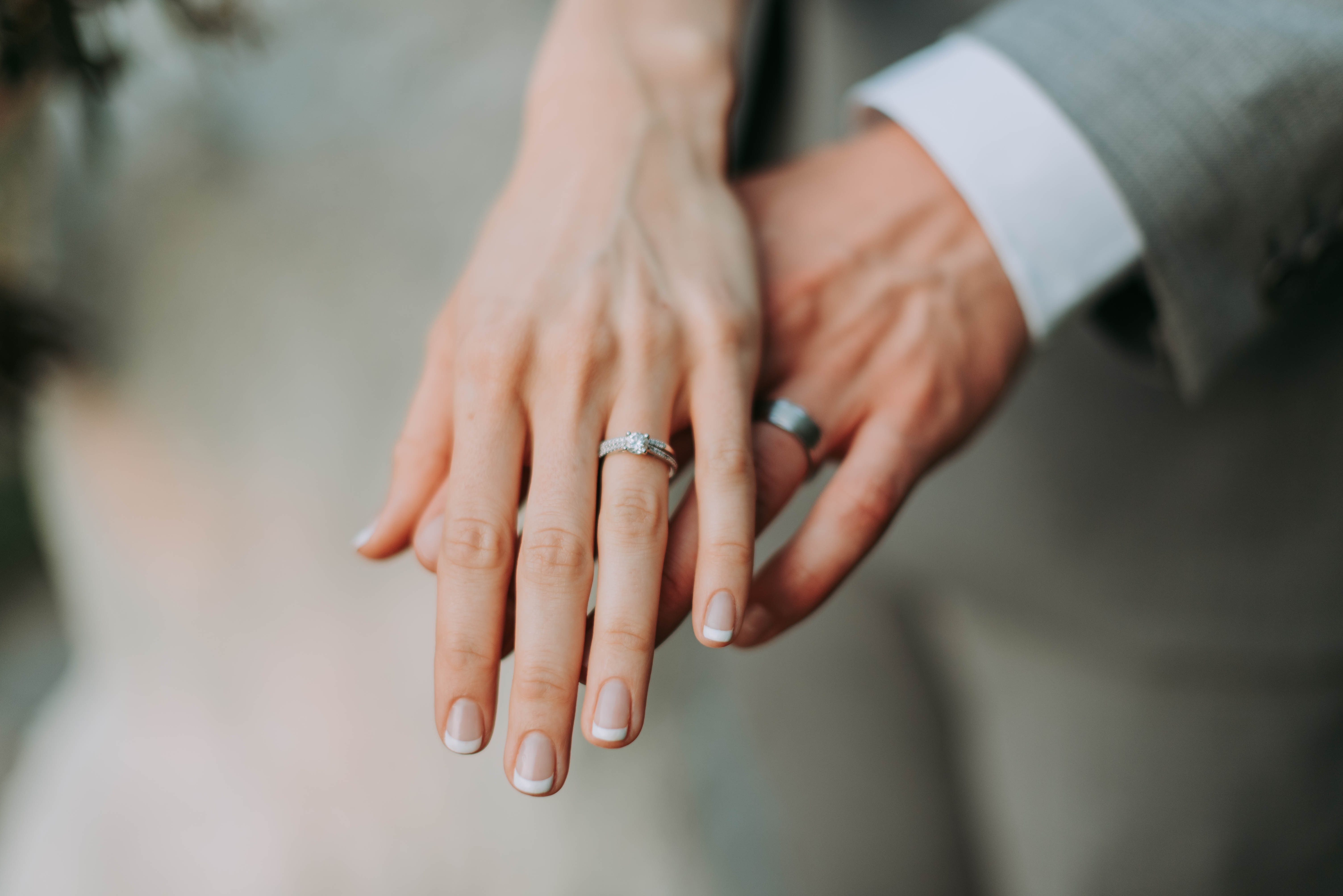 Будет ли замужество. Брак. Обручальное кольцо. Обручальное кольцо на пальце. Обручальные кольца на руках.