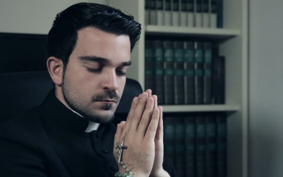 Чи має молитва священника більшу силу, ніж молитва світської особи?