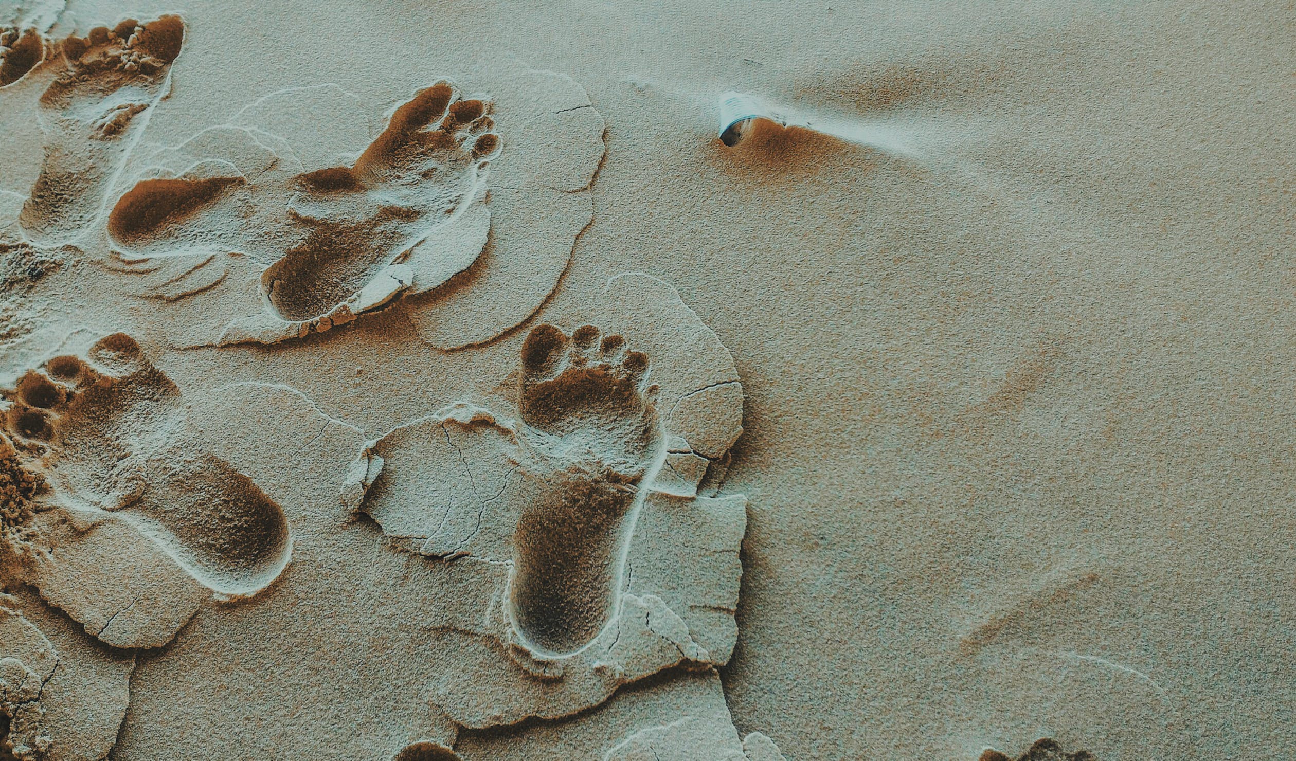 На песке остается след. Отпечаток ноги на песке. Объемные следы. Следы ног на песке. Следы семьи на песке.