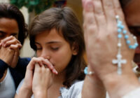 Кому належить вислів “Сім’я, яка молиться разом, залишається разом”?