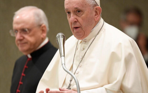 Папа Франциск разом з паломниками помолився за мир в Україні
