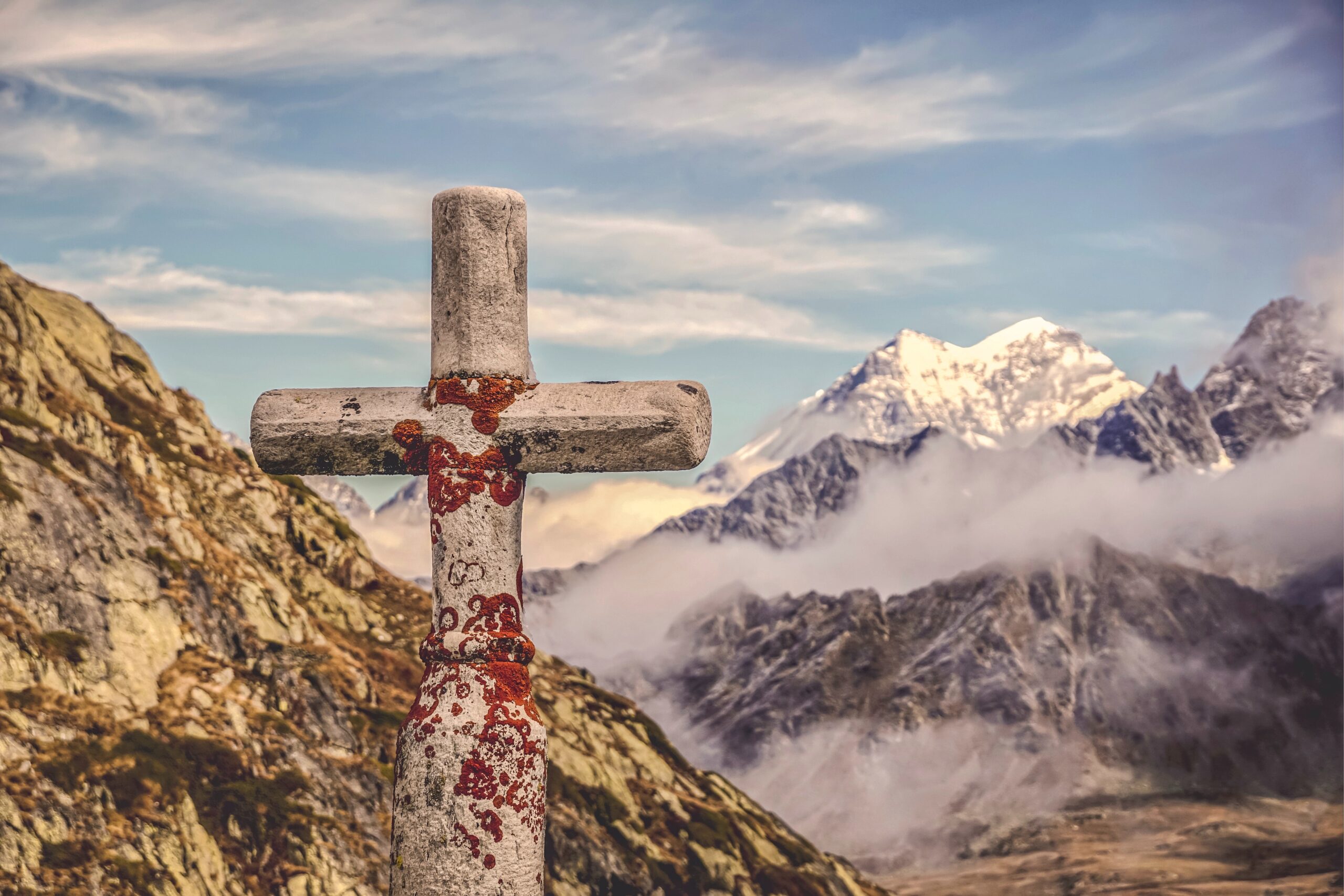 Cross mountain. Крест на горе. Крест в горах. У подножия Креста. Крест на горе Фьорд.