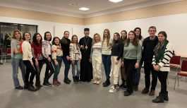 Українська молодь колядувала на новорічній зустрічі Тезе