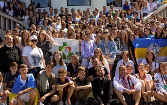 Дорогою до Лісабону українська молодь молилася до Фатімської Богородиці за мир в Україні