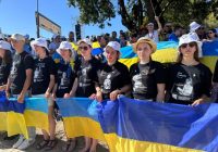 Українська молодь прийшла на Хресну дорогу з Папою у вбранні з портретами українських дітей, вбитих під час війни з росією