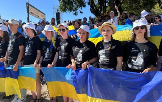 Українська молодь прийшла на Хресну дорогу з Папою у вбранні з портретами українських дітей, вбитих під час війни з росією