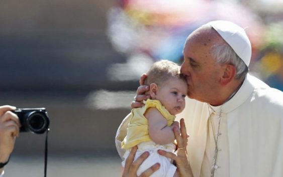Папа: «Життя не слід легковажити, ні на початку, ні в кінці»