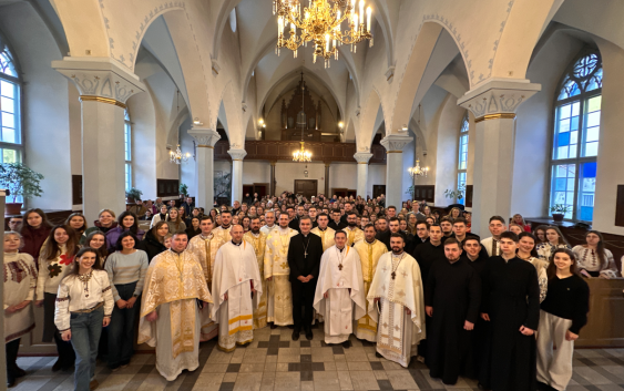 Спільна Літургія українських паломників у Таллінні під час молитовної зустрічі Тезе